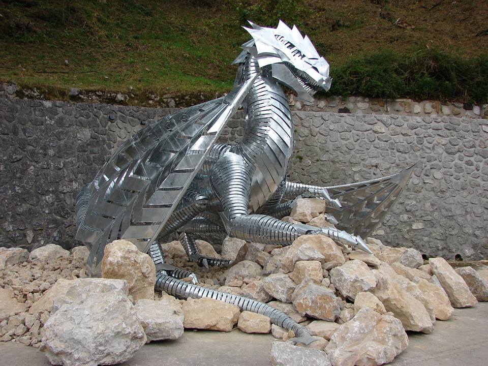 Skulptura Tržiškega zmaja na Šuštarski